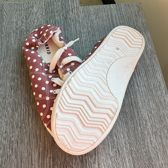 NWT Torrid Riley Ruched Slip-On Dot Sneakers Size 8 - Picture 3 of 4